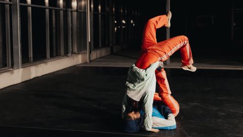 Akrobatisches Partnering und Zeitgenössischer Tanz